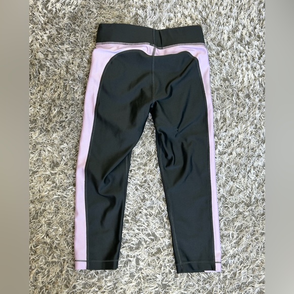 Under Armour athletic yoga leggings short gray with Purple stripes Womens Sz S - Picture 3 of 10